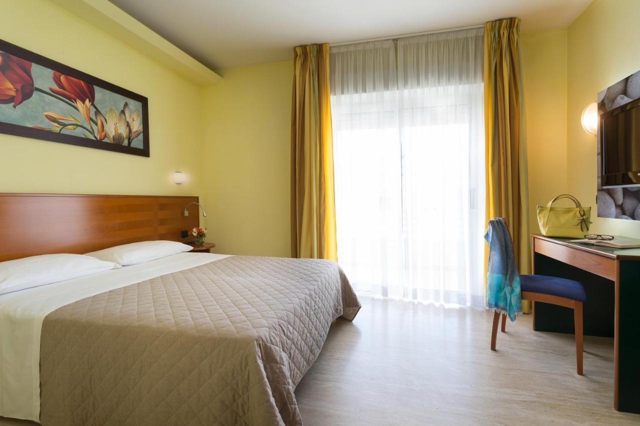 Astoria Suite Hotel Rimini Esterno foto