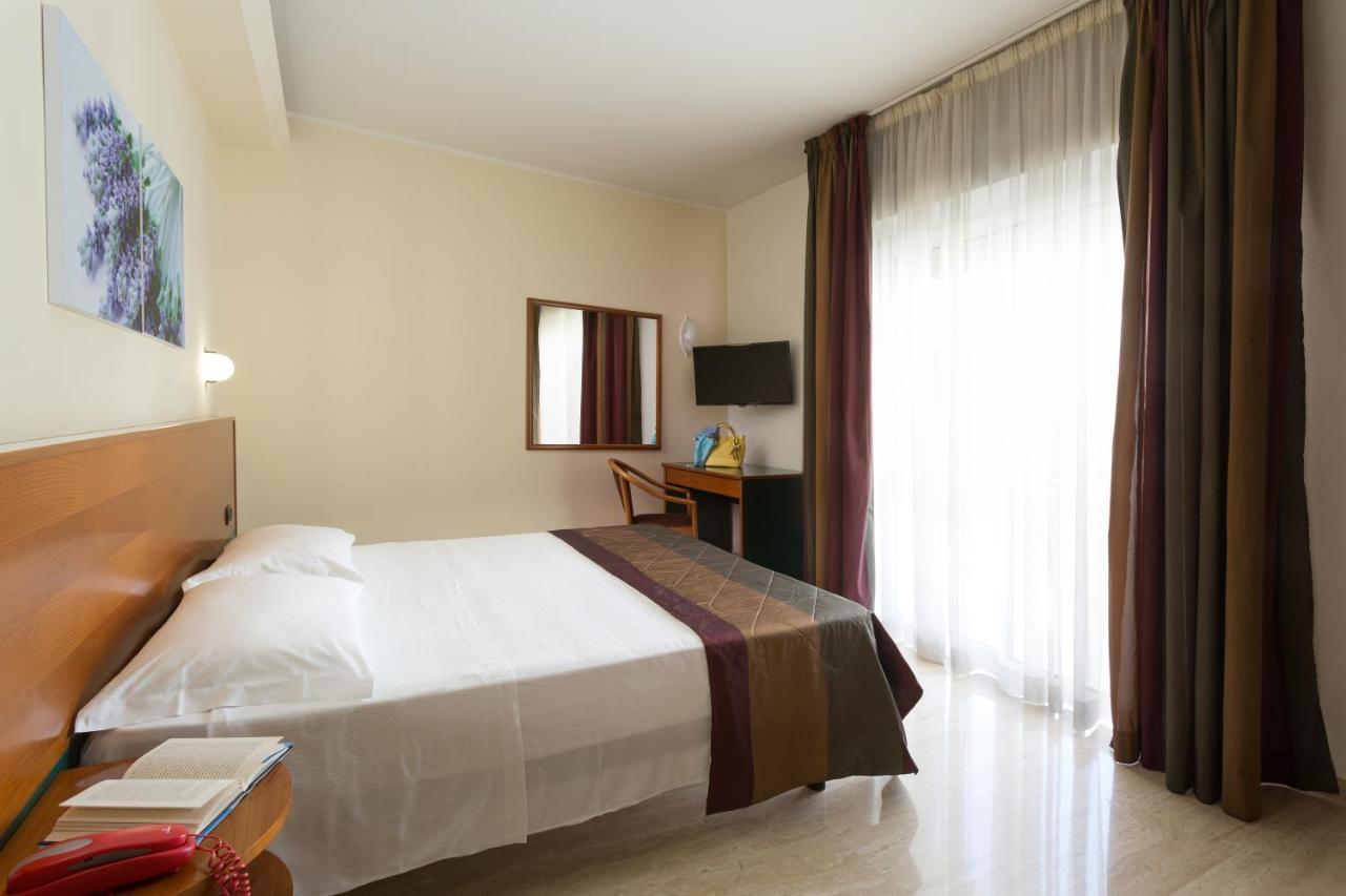 Astoria Suite Hotel Rimini Esterno foto