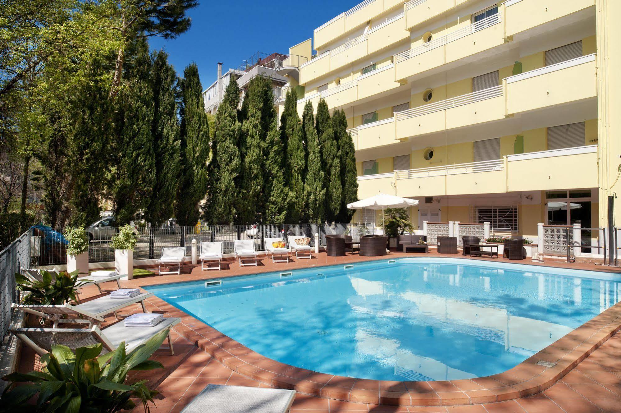 Astoria Suite Hotel Rimini Esterno foto