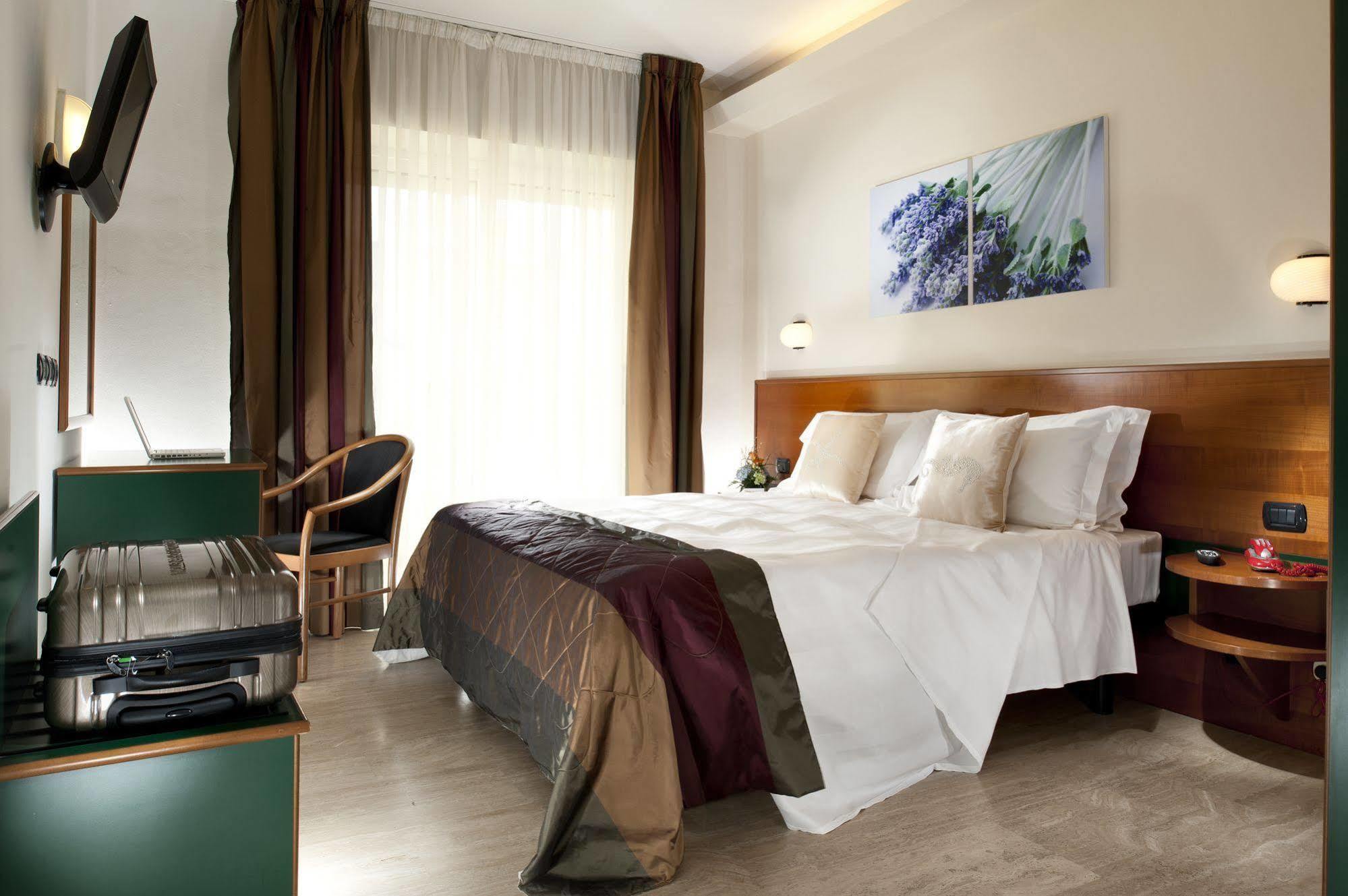 Astoria Suite Hotel Rimini Esterno foto