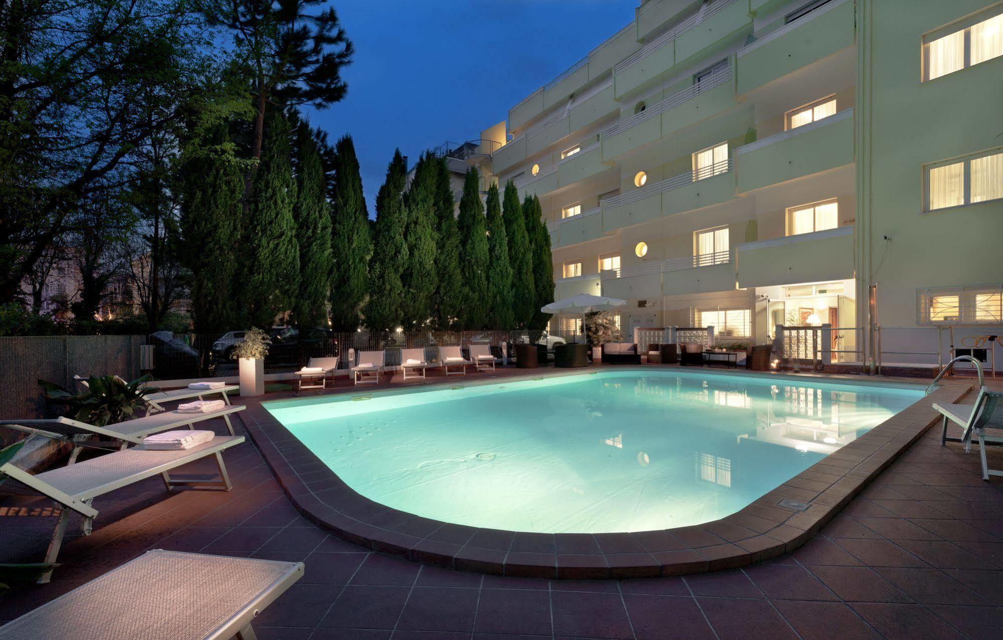 Astoria Suite Hotel Rimini Esterno foto