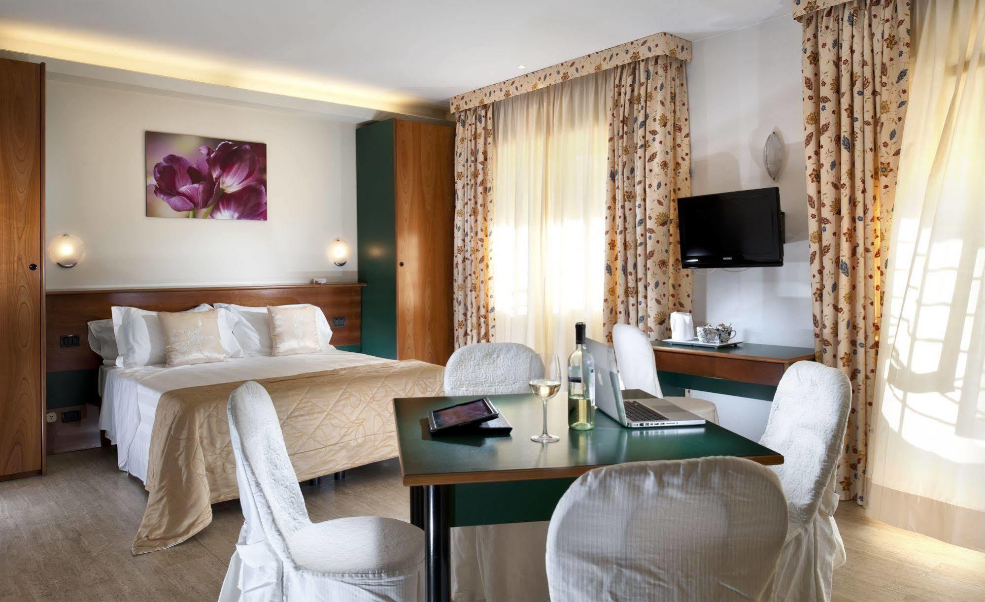 Astoria Suite Hotel Rimini Esterno foto
